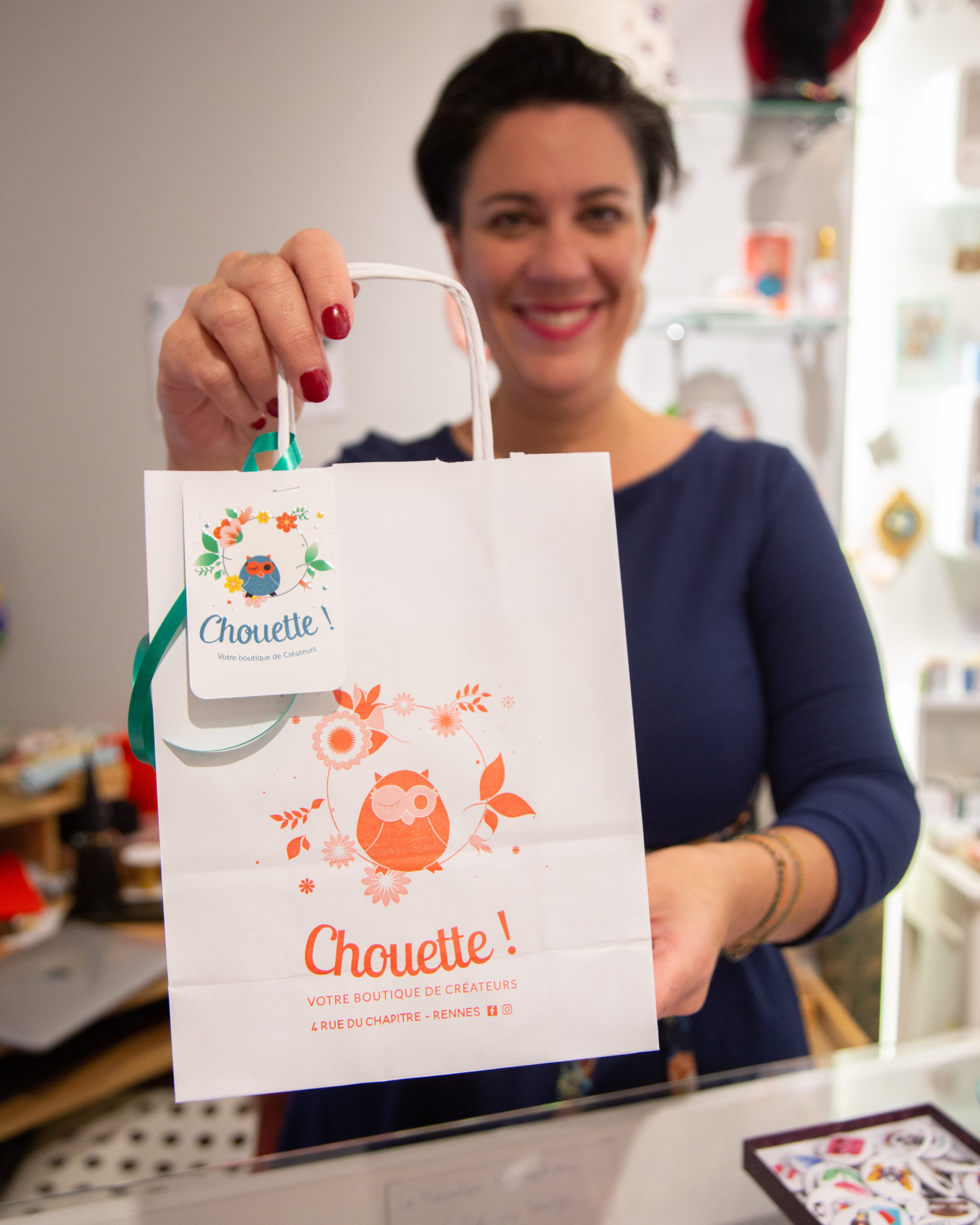 Amandine tend un cadeau au client